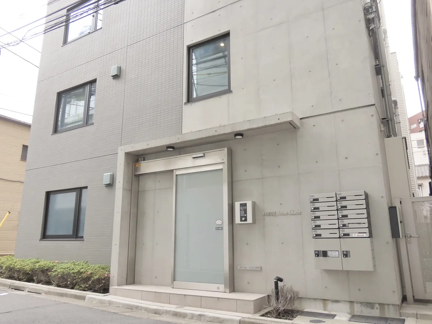 EYEVYが入るプラティーク門前仲町の外観